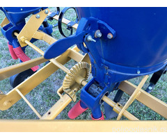 Špartač-prašač sa uređajem za bacanje đubriva